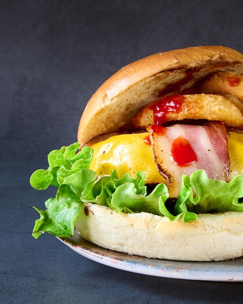 hamburguesa con papas fritas en el fondo de la pizarra