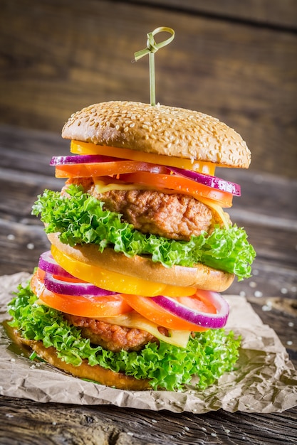 Foto hamburguesa con papas fritas en mesa de madera