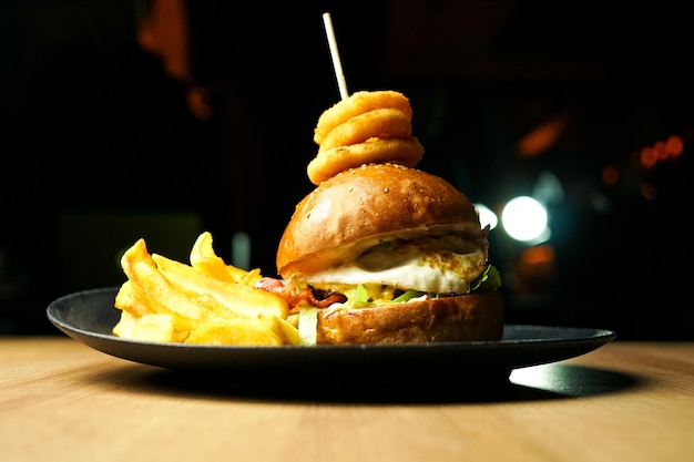 Hamburguesa y papas fritas en una mesa de restaurante