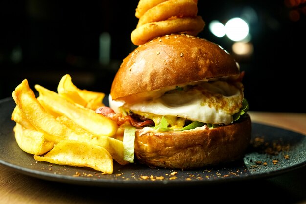 Hamburguesa y papas fritas en una mesa de restaurante