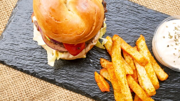 Hamburguesa y papas fritas en una mesa