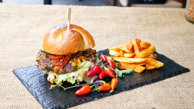 Hamburguesa y papas fritas en una mesa