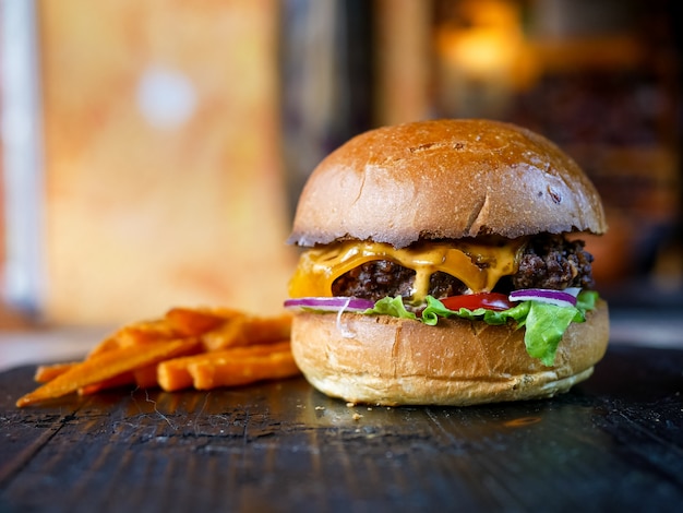 Hamburguesa y papas fritas en una mesa