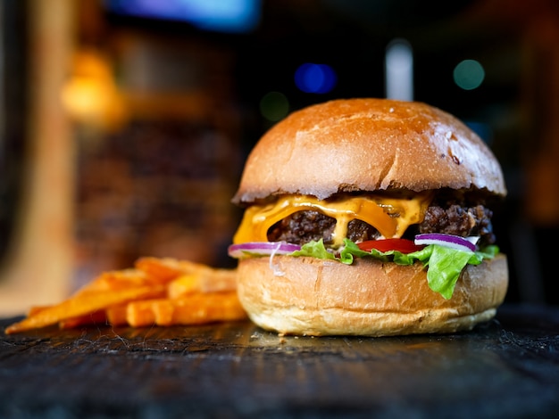 Hamburguesa y papas fritas en una mesa