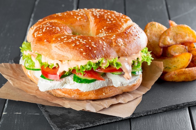 Hamburguesa con papas fritas en un plato de pizarra