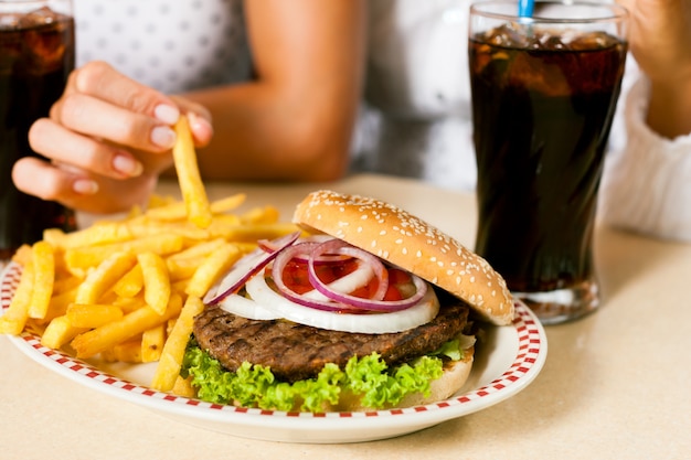 hamburguesa con papas fritas y refresco