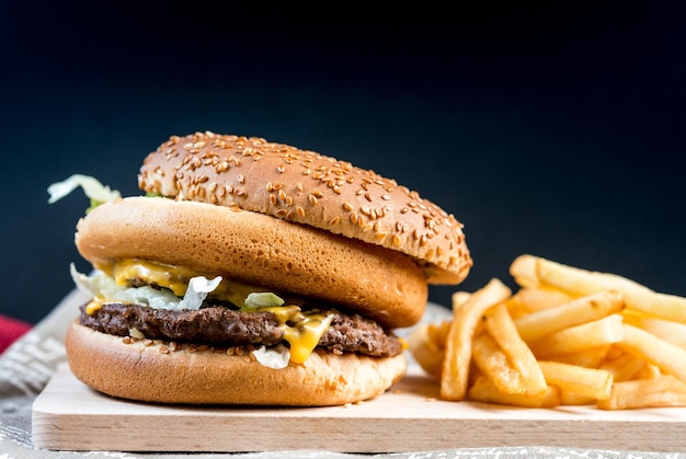 hamburguesa con papas fritas
