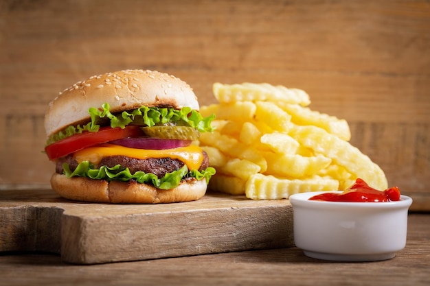 Hamburguesa Con Papas Fritas