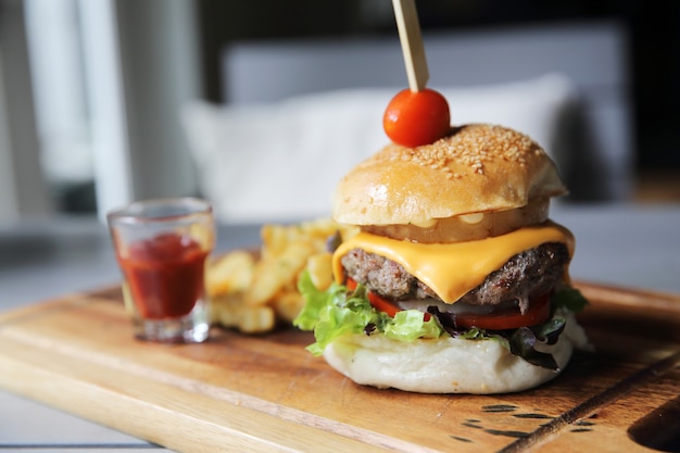 Hamburguesa con papas fritas