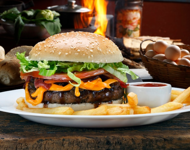 Hamburguesa con papas fritas