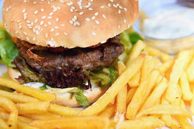 hamburguesa con papas fritas