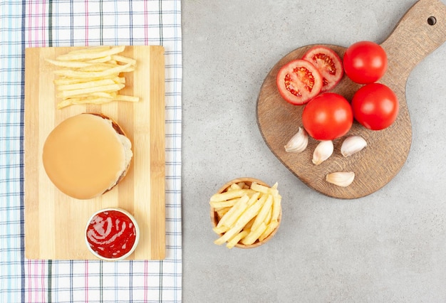 Hamburguesa y papas fritas