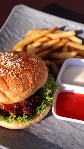 Foto hamburguesa y papas fritas.