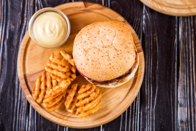 Hamburguesa con papas fritas