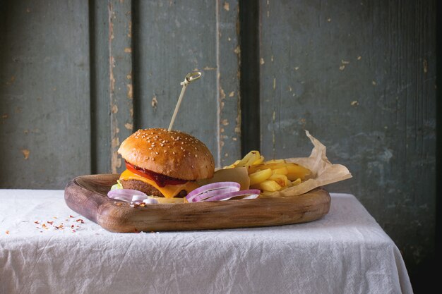 Hamburguesa y papas