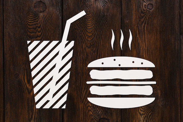 Hamburguesa de papel y bebidas