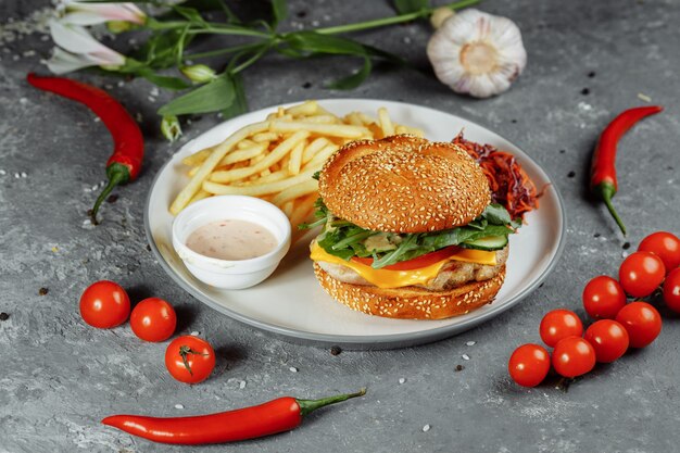 Hamburguesa de pavo en pan con queso, lechuga, tomate y pepino fresco. Hamburguesa con chuleta de carne de pavo