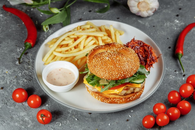 Hamburguesa de pavo en pan con queso, lechuga, tomate y pepino fresco.