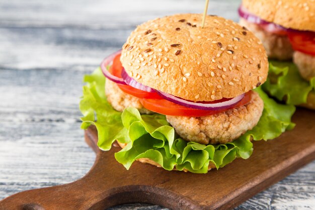 Hamburguesa de pavo saludable hecha en casa con lechuga y tomate. enfoque selectivo