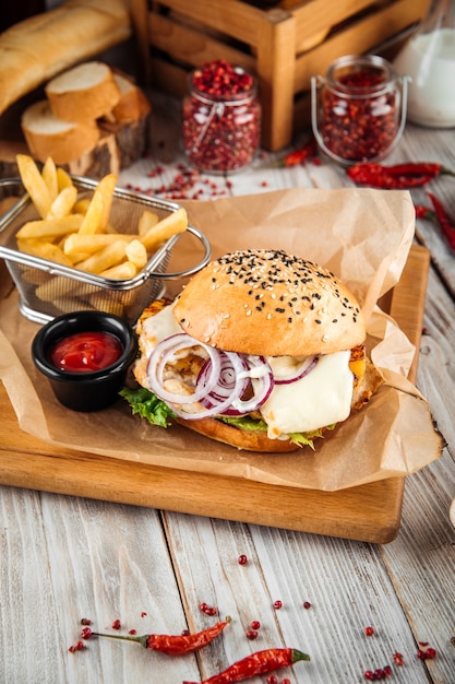 Hamburguesa de pechuga de pollo con salsa de queso