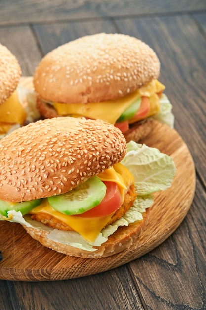 Hamburguesa de pescado casera con verduras en una tabla de madera rústica Vista lateral Cerrar Menú