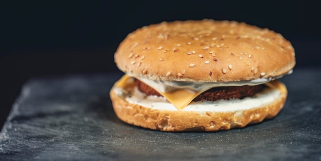 Hamburguesa de pescado de cerca en placa de piedra gris