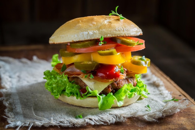 Hamburguesa picante con tocino, ternera y verduras