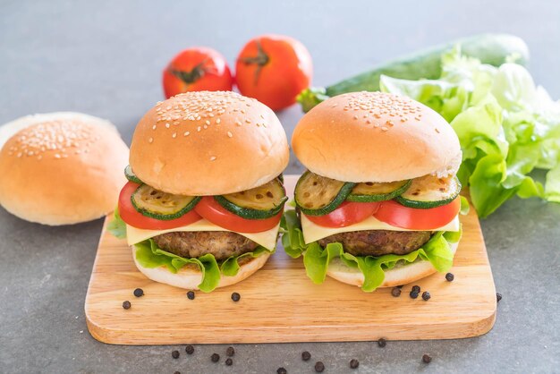 Hamburguesa en plato de madera comida americana