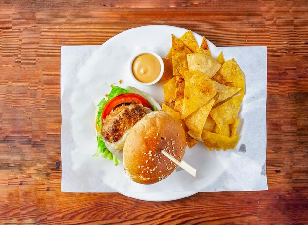 hamburguesa de pollo de Bombay con salsa de mayonesa y galletas servidas en un plato aislado en una mesa de madera vista de la comida de Hong Kong