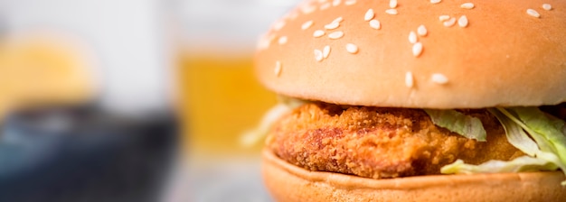 Foto hamburguesa de pollo frito vista frontal con ensalada