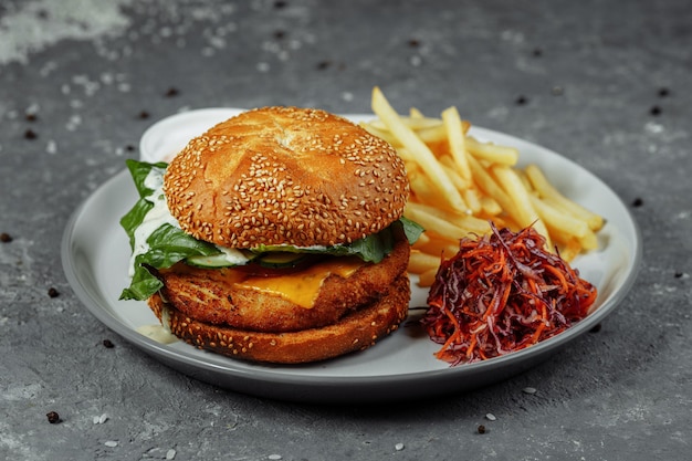 Hamburguesa de pollo con papas fritas