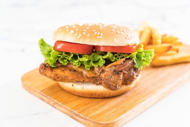 hamburguesa de pollo a la parrilla con papas fritas