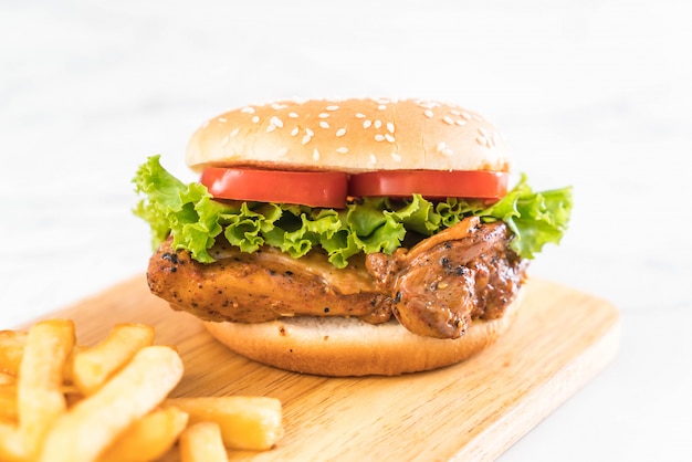 hamburguesa de pollo a la parrilla con papas fritas