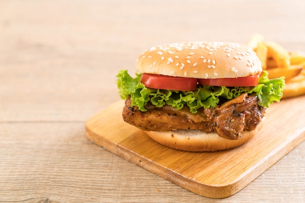 hamburguesa de pollo a la parrilla con papas fritas