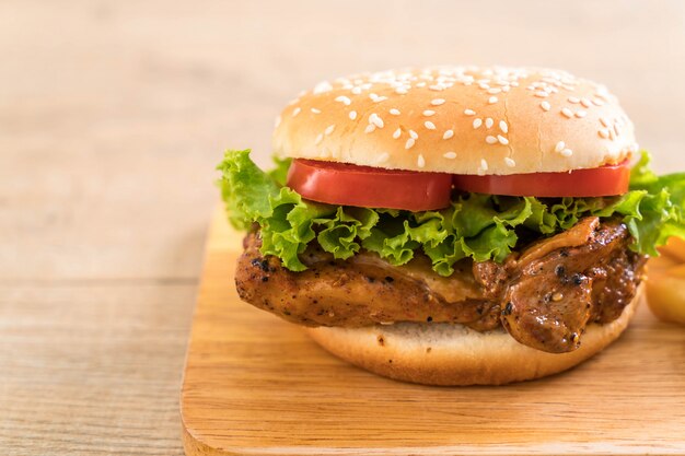 Hamburguesa De Pollo A La Parrilla Con Papas Fritas