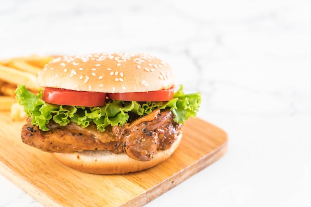 Hamburguesa De Pollo A La Parrilla Con Papas Fritas