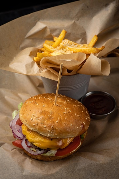 hamburguesa con pollo, queso y lechuga