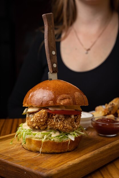 hamburguesa con pollo, queso y lechuga