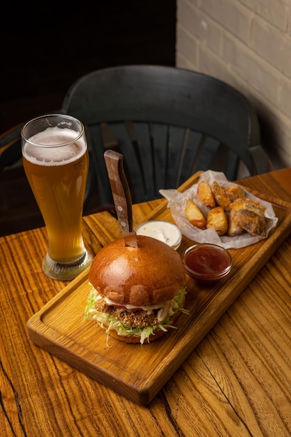 hamburguesa con pollo, queso y lechuga