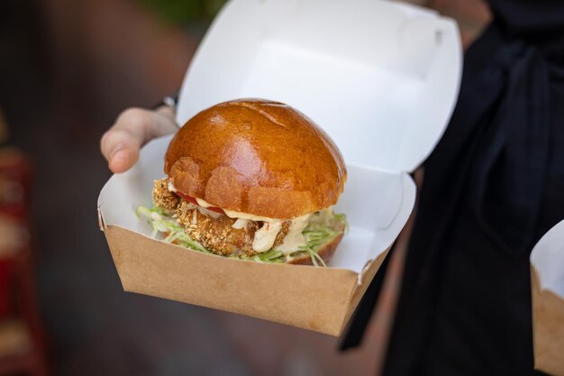 hamburguesa con pollo, queso y lechuga