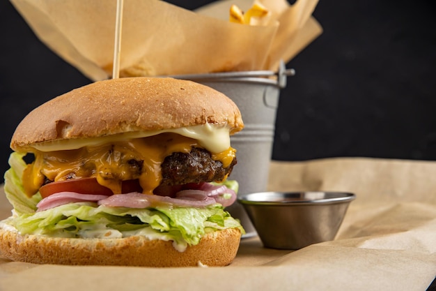 hamburguesa con pollo, queso y lechuga