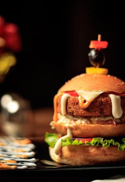 hamburguesa de pollo con queso y verduras en un plato