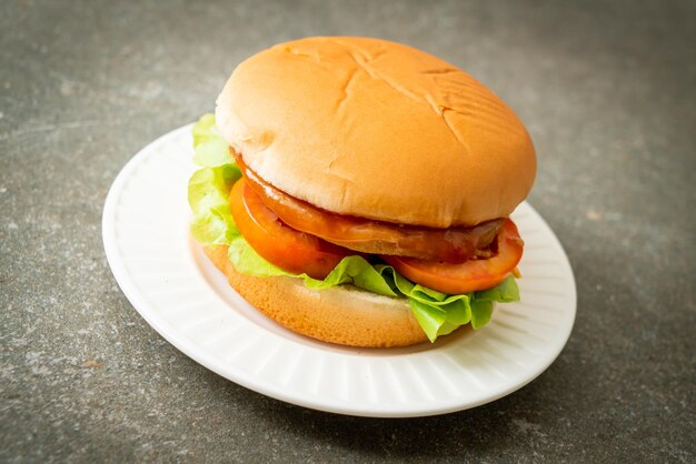 hamburguesa de pollo con salsa en plato blanco