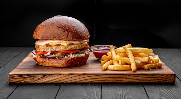 La hamburguesa de pollo se sirve en un restaurante.