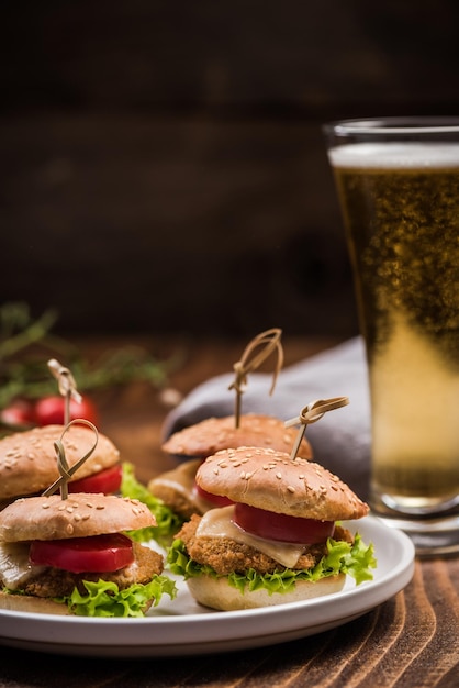 Hamburguesa de pollo con vaso de cerveza