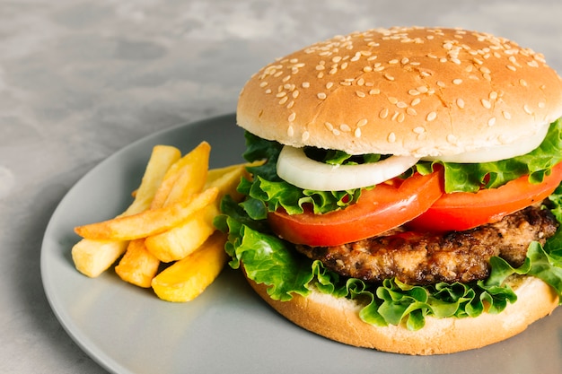 Foto hamburguesa de primer plano de alto ángulo con papas fritas en un plato