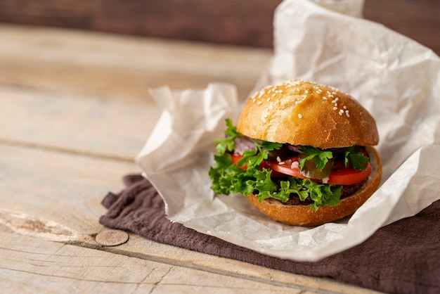 Hamburguesa de primer plano con fondo de madera