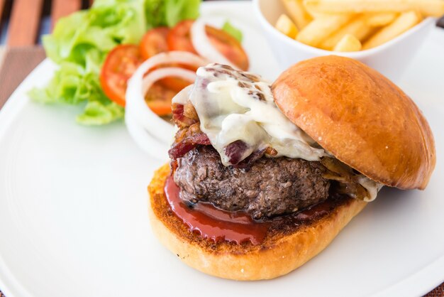 Hamburguesa de queso Beacon con papas fritas