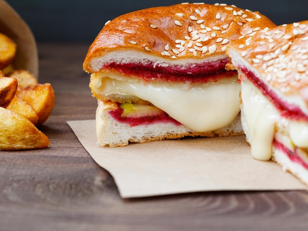 Hamburguesa con queso Camembert y salsa de arándanos