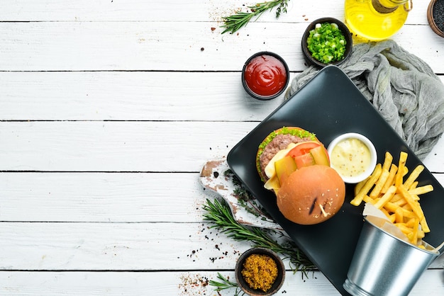 Hamburguesa con queso de carne y papas fritas Vista superior Espacio libre para su texto